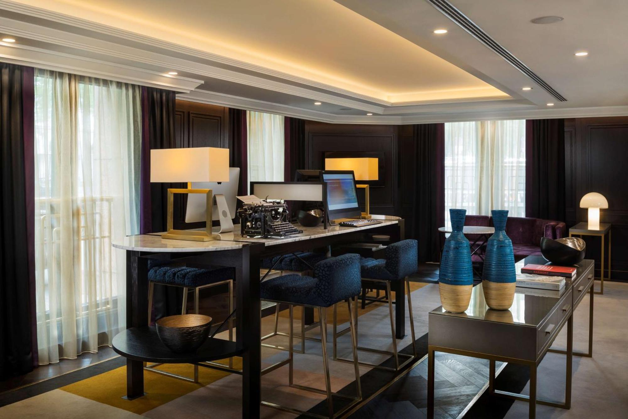 Hilton Plaza 4*