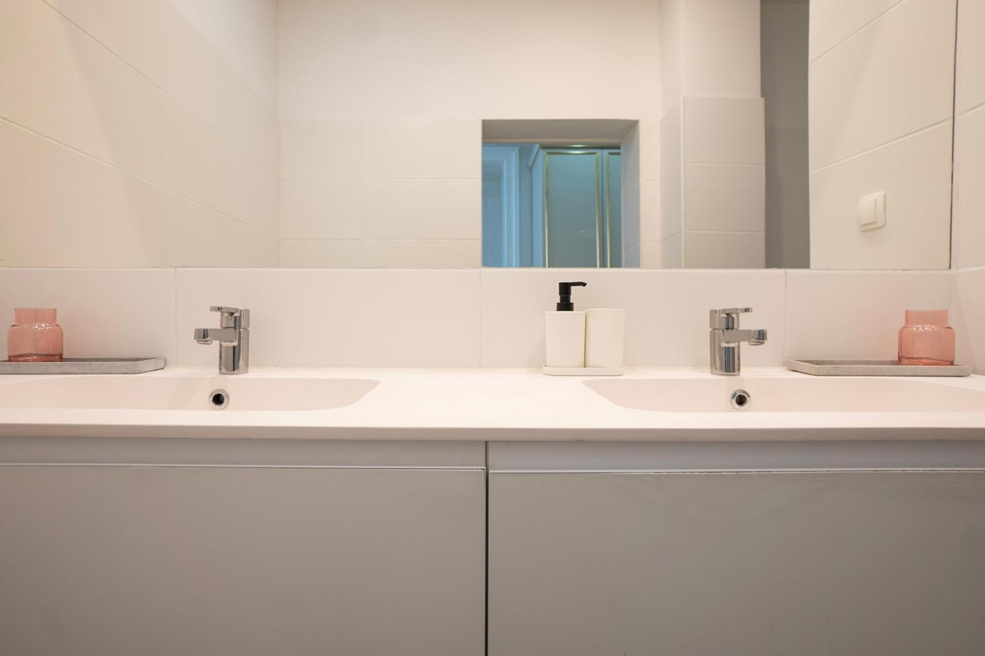 Apartment Charming 2-room With Balcony, 15 Min To Center Vienna