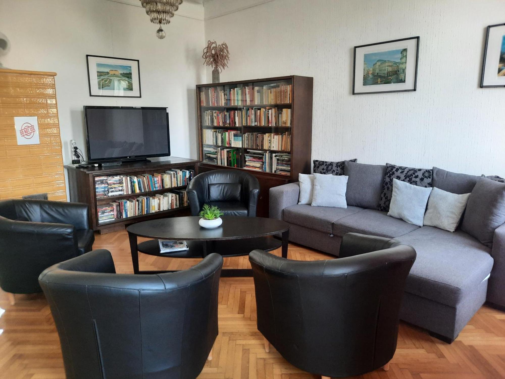 Family With Two Bathrooms Near To Center Apartment *