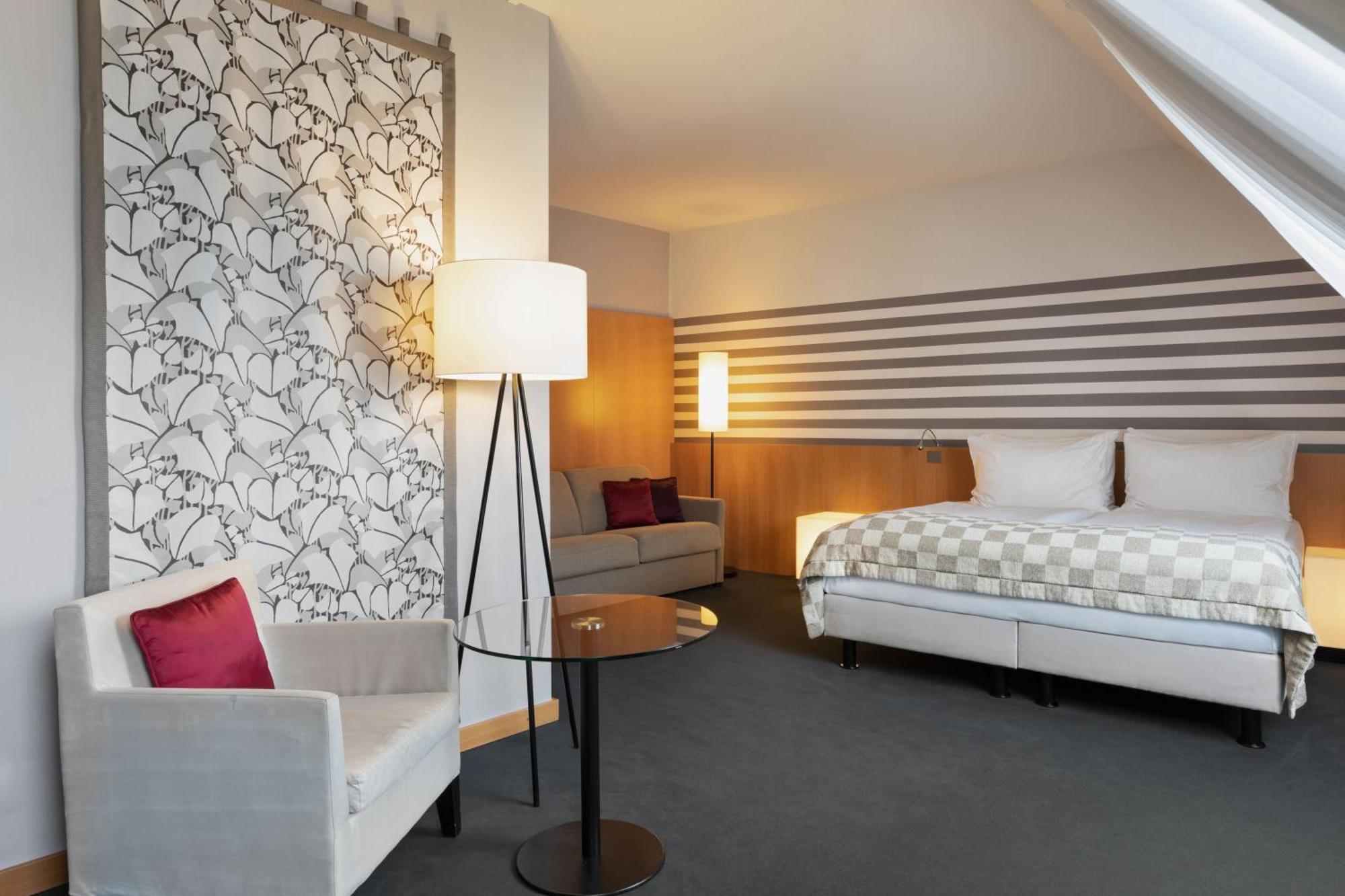 Hotel By Ihg