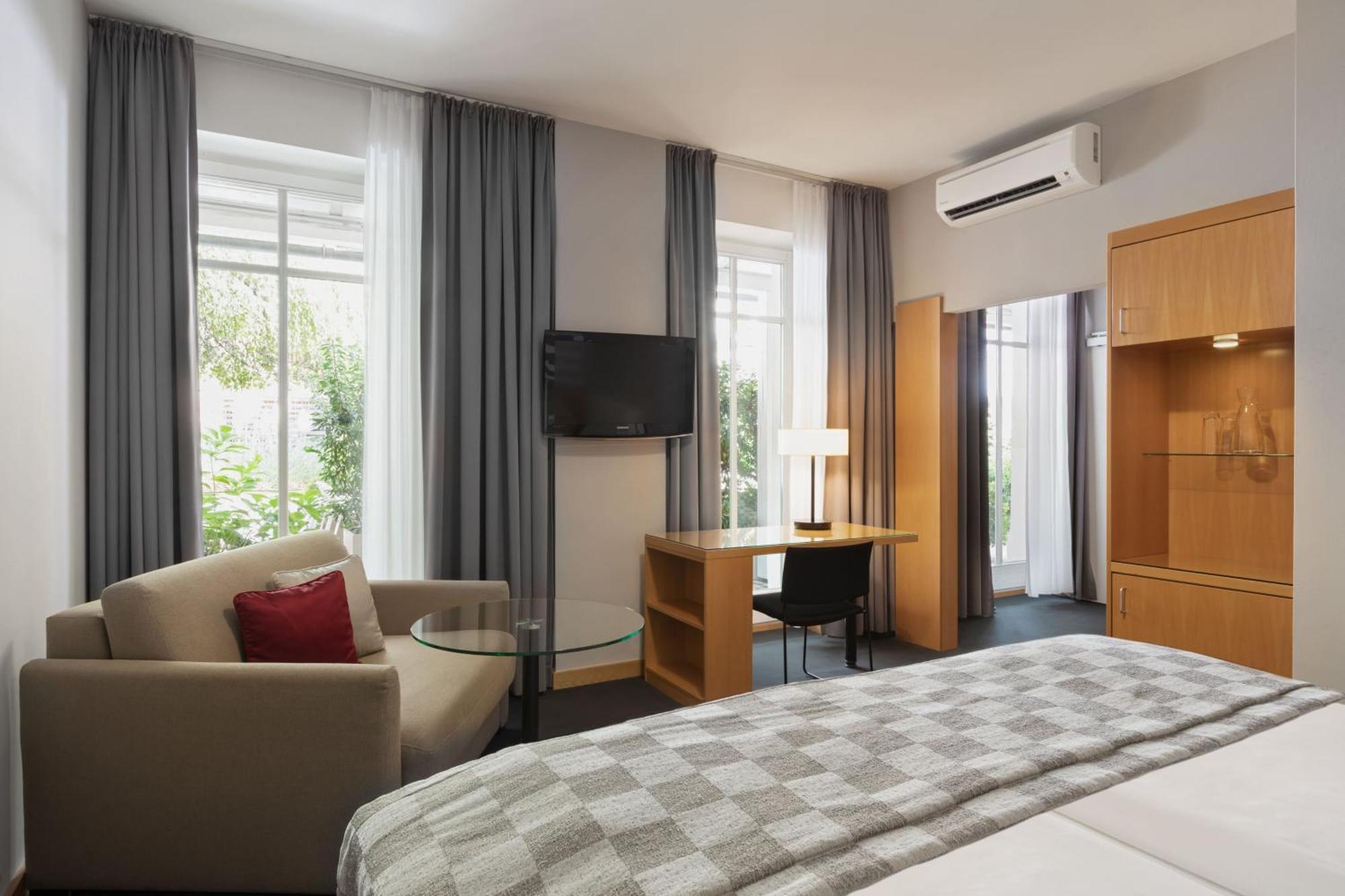 By Ihg