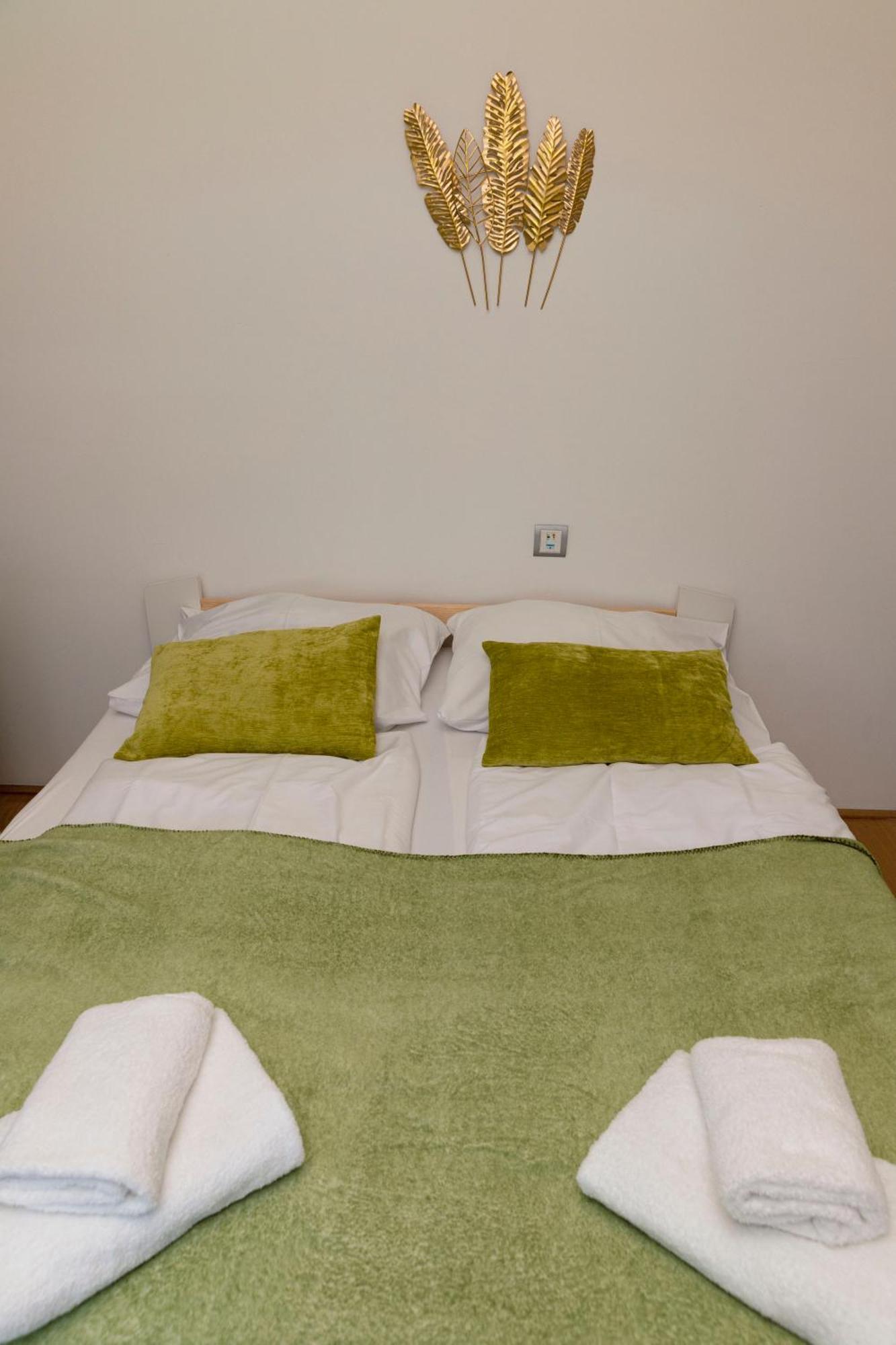 Pool And Hot Tub - Romantic Hideaway Apartment Vienna