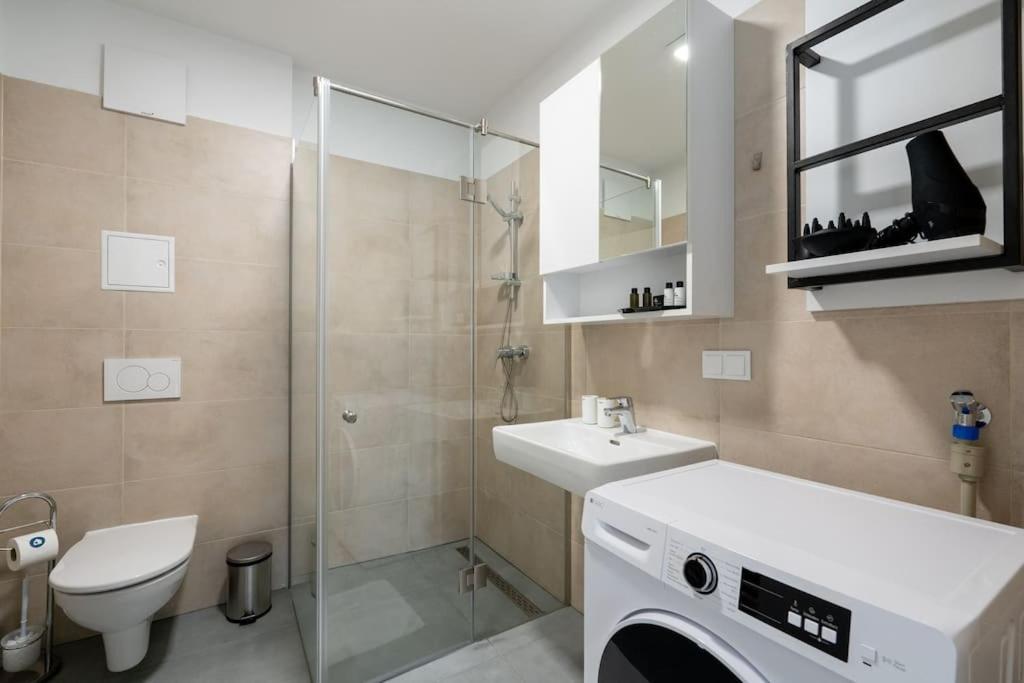 Elegant 1br Flat With Balcony By Hm Apartment *
