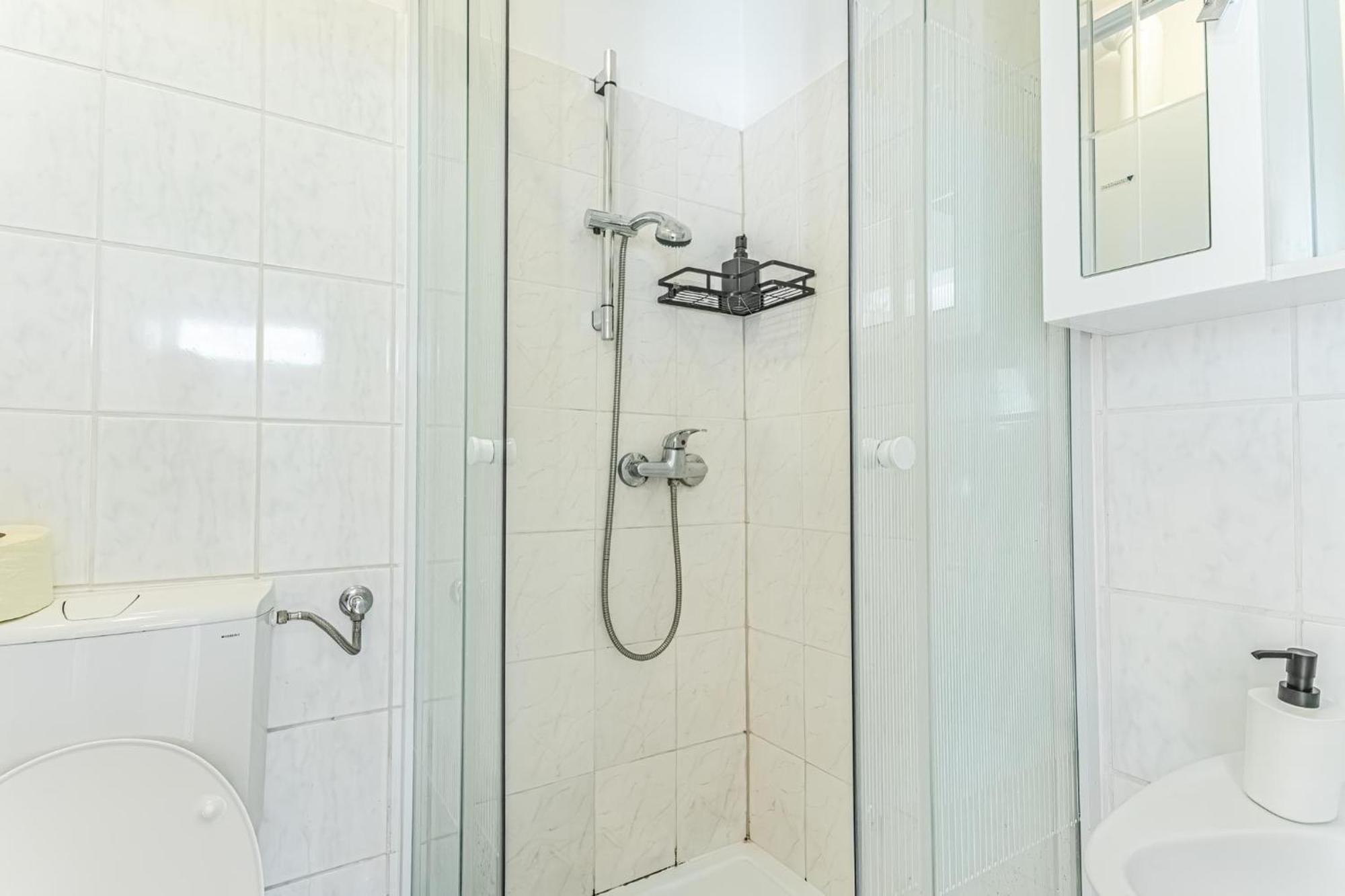 Vibes: 1br Apt, 10 Min To Westbahnhof Apartment Vienna