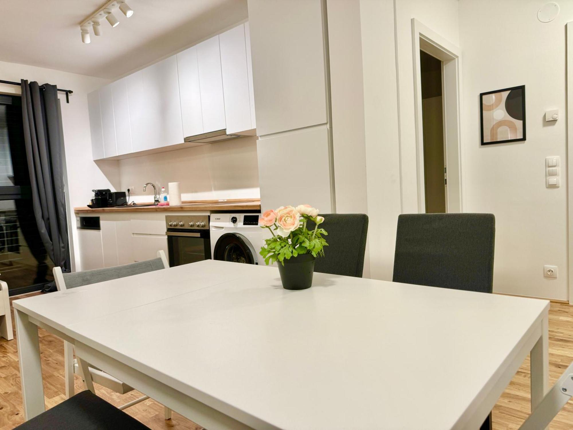 Modern With Balcony & Free Parking - Nearby Metro Apartment Vienna