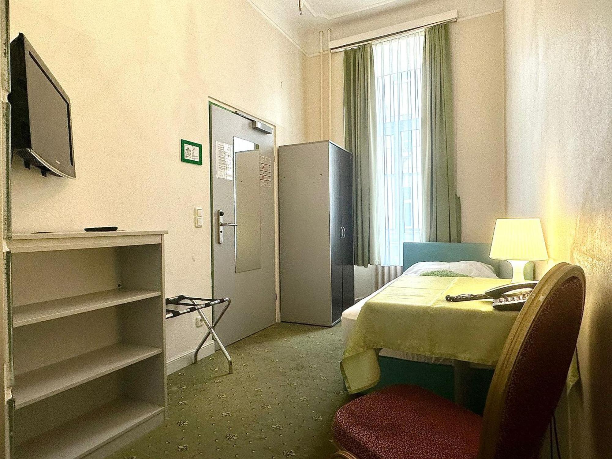 Very Central, 5 Min To Center, Self Check In Hotel 2*