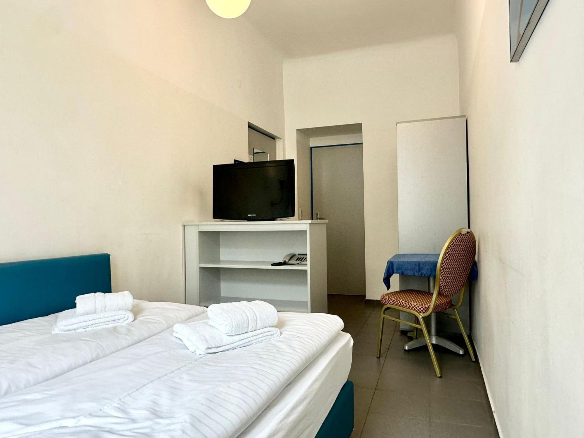 Hotel Very Central, 5 Min To Center, Self Check In 2*