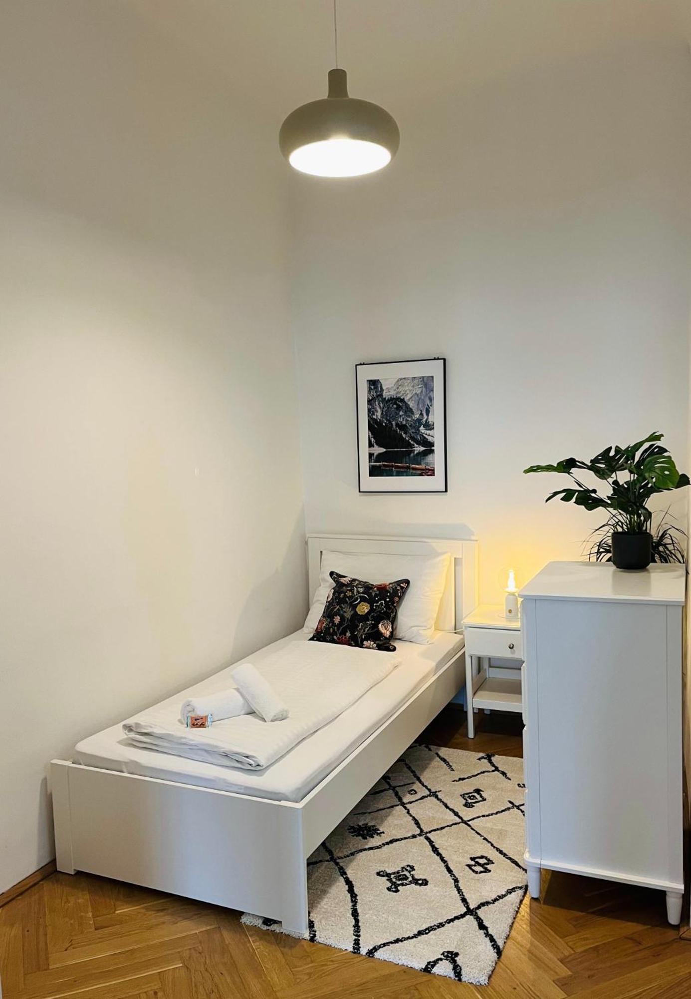 Bloom - Cozy Apartment, 5 Stops To Center *