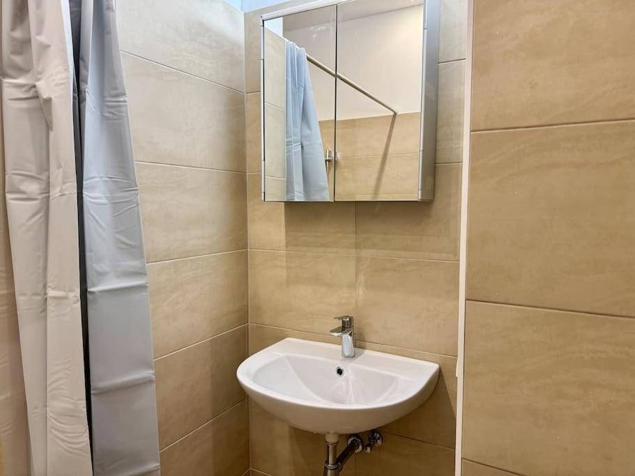 Apartment 70 M2 Quiet & Calm With Free Parking *