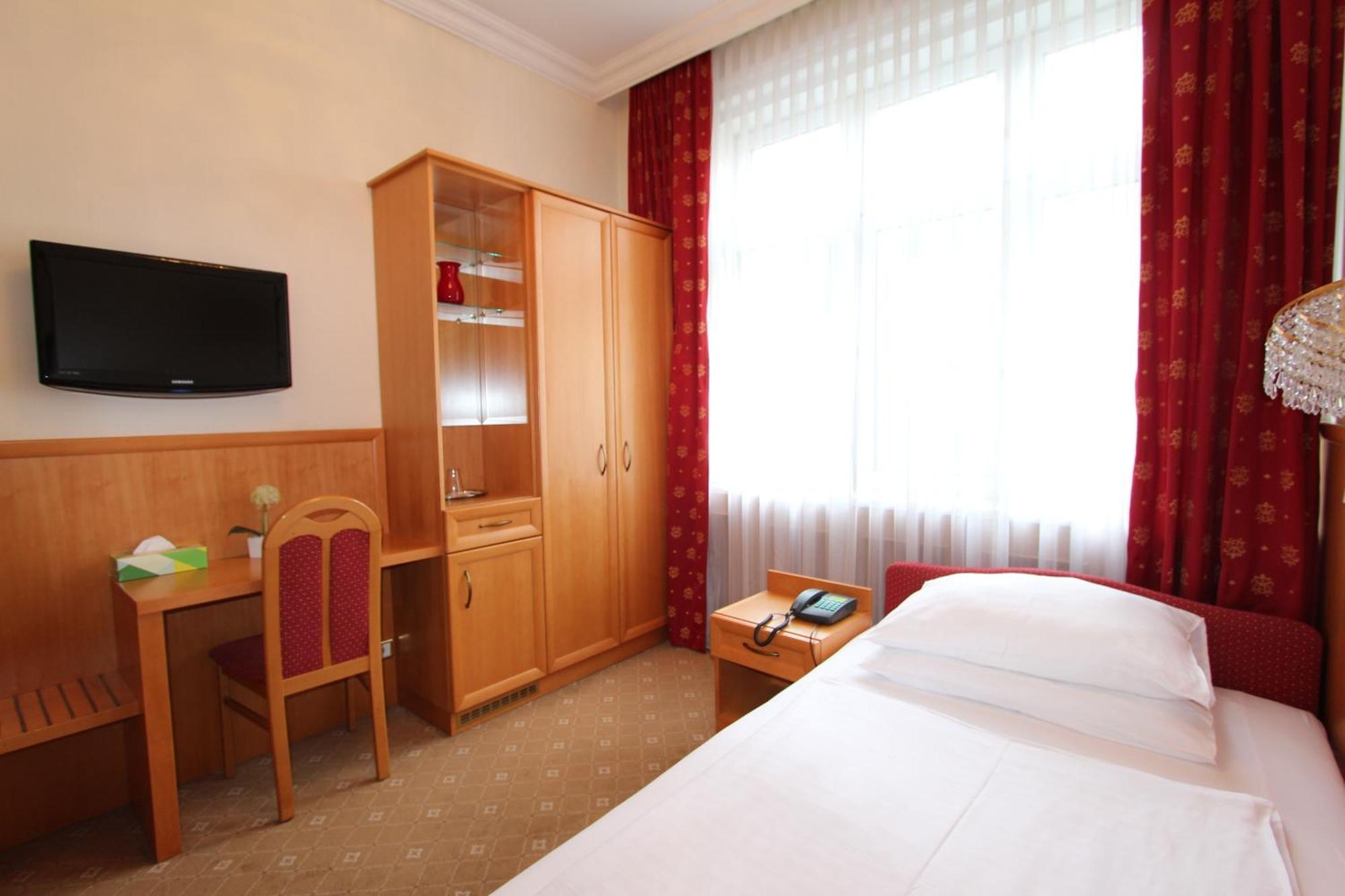 Corvinus - Newly Renovated Viena
