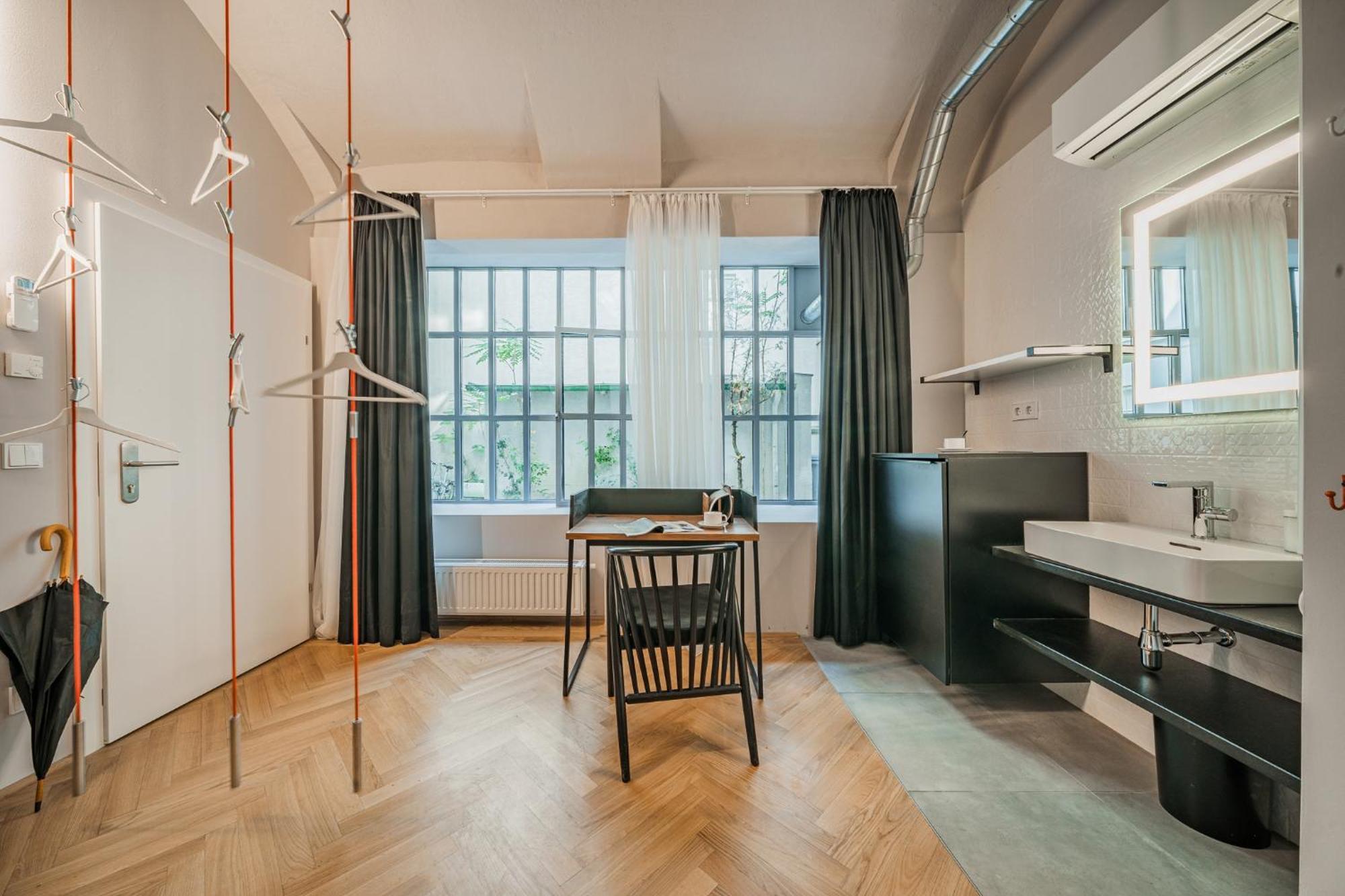 Easy Flat Living *