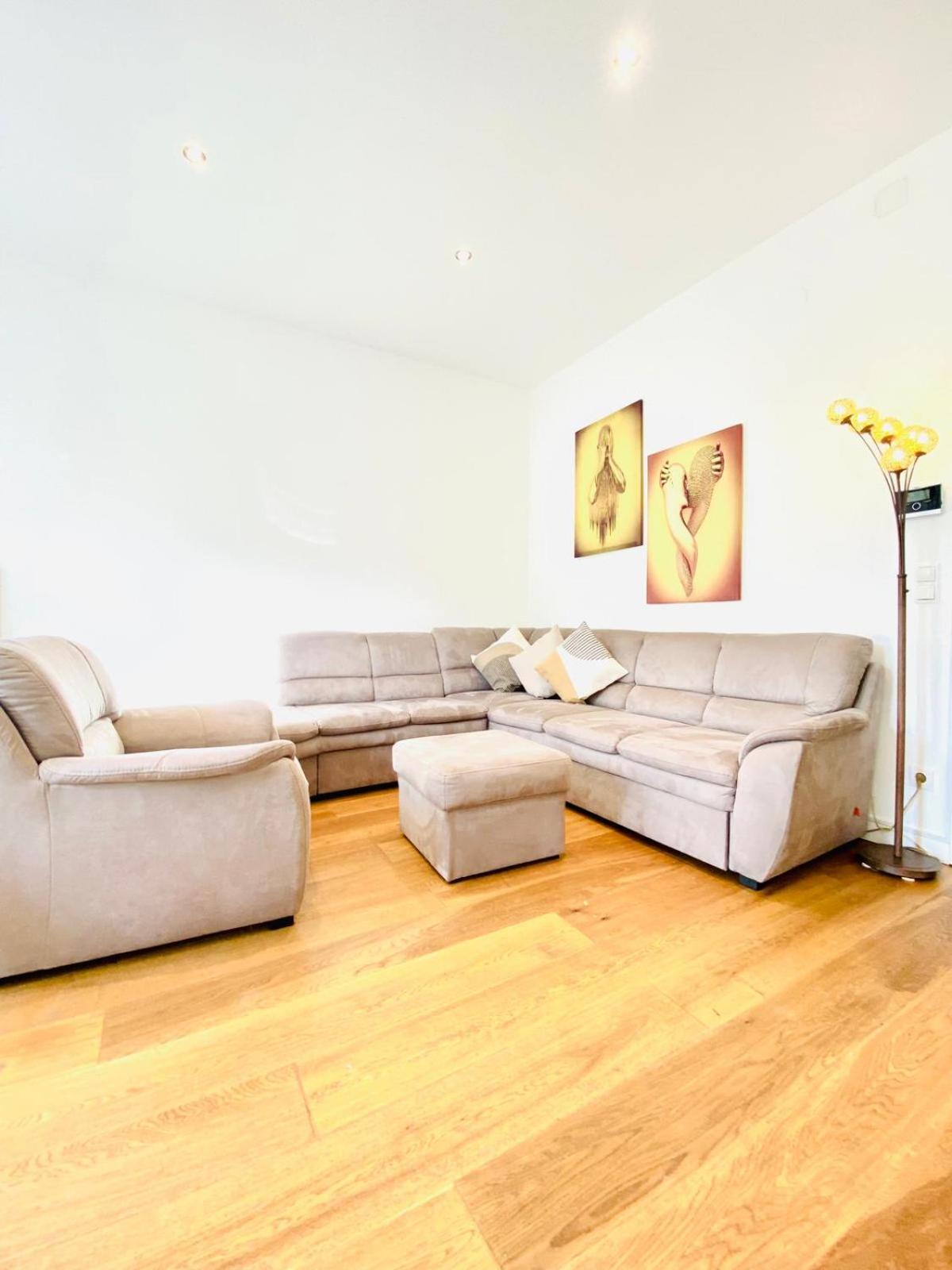 Apartment Elegant 2br With Balcony Near Millennium Wien
