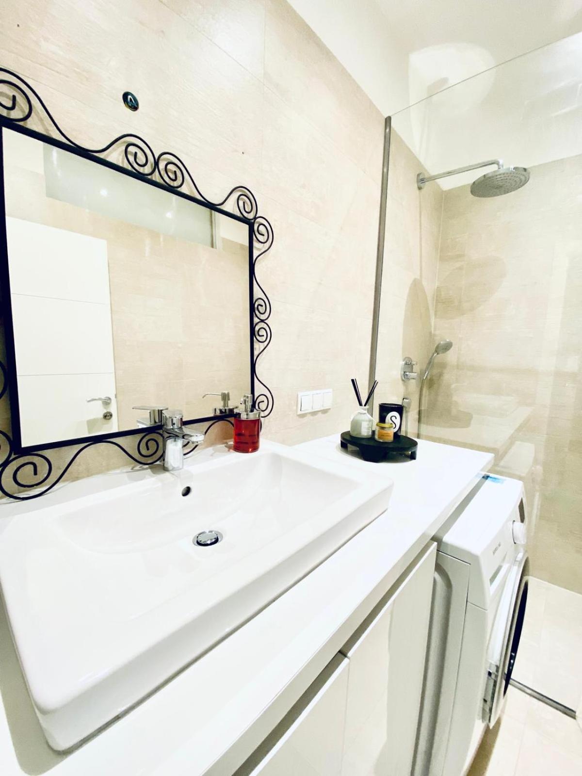 Elegant 2br With Balcony Near Millennium