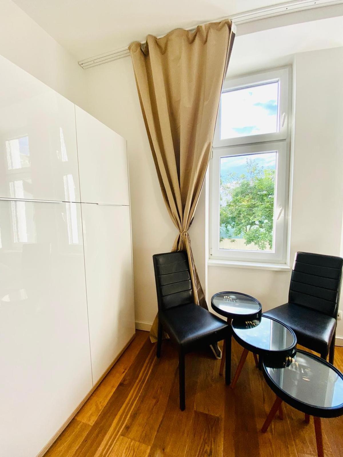 Apartment Elegant 2br With Balcony Near Millennium Wien