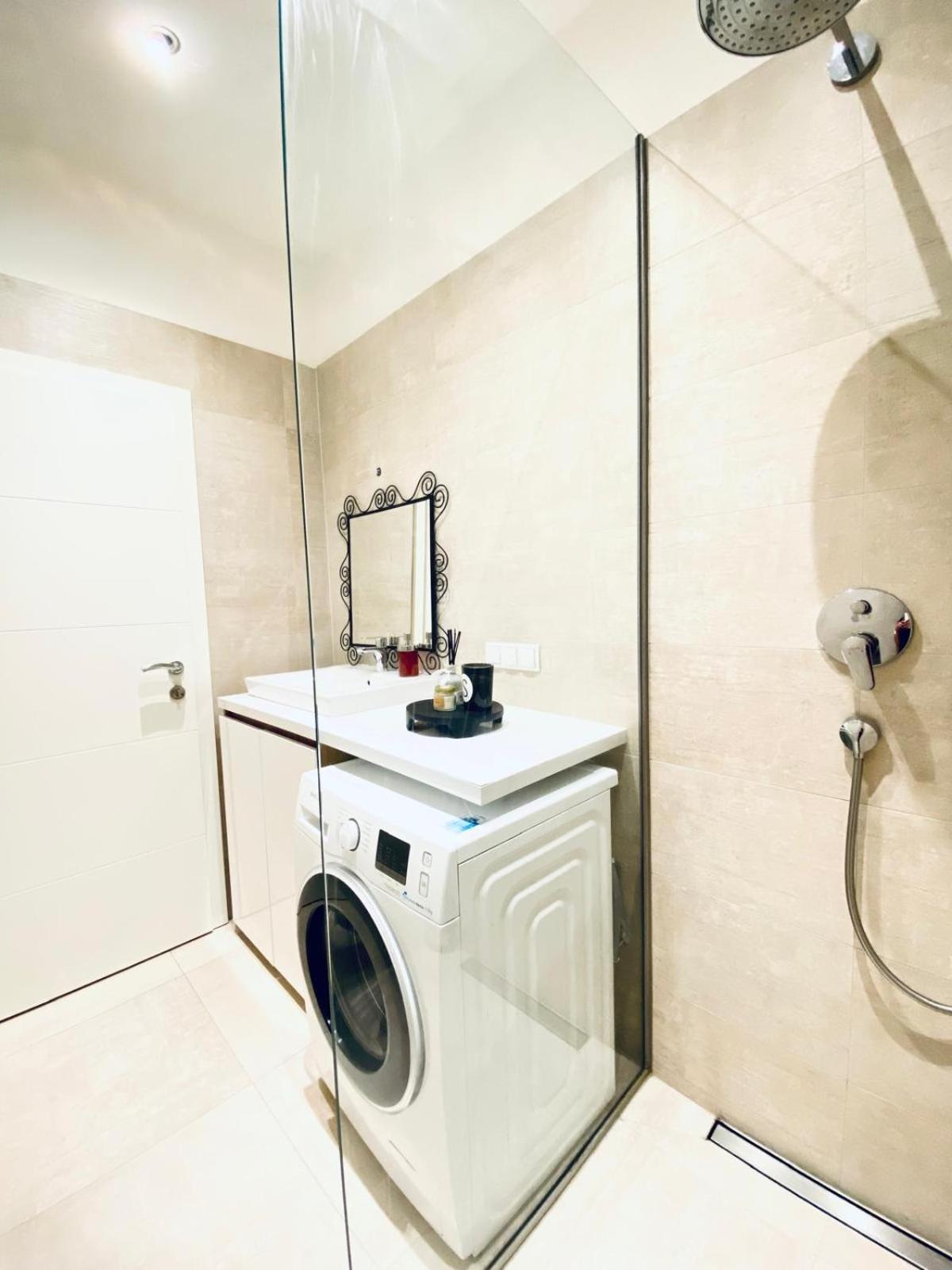Elegant 2br With Balcony Near Millennium Wien