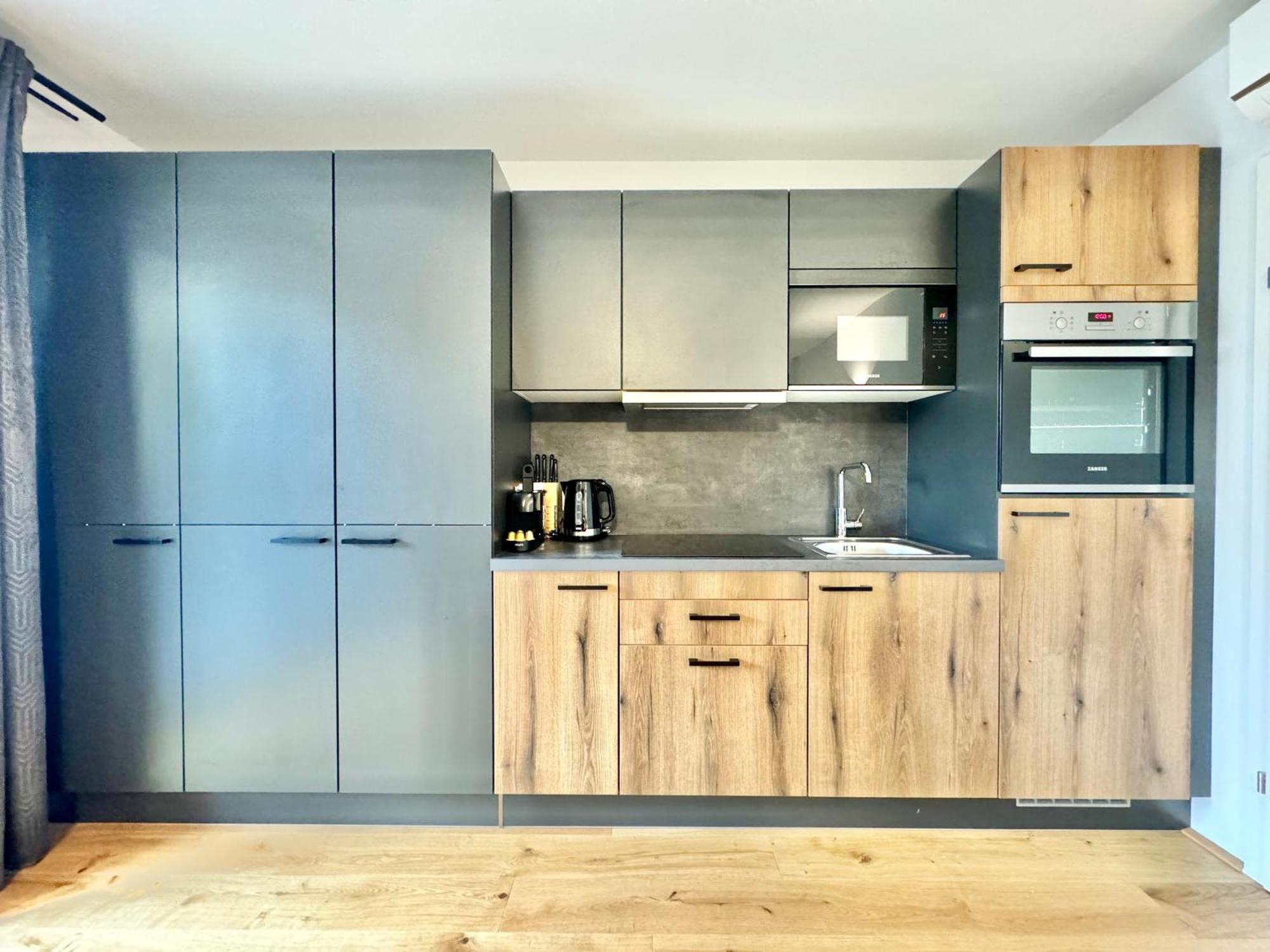 Mit Balkon Und Parkplatz Vienna