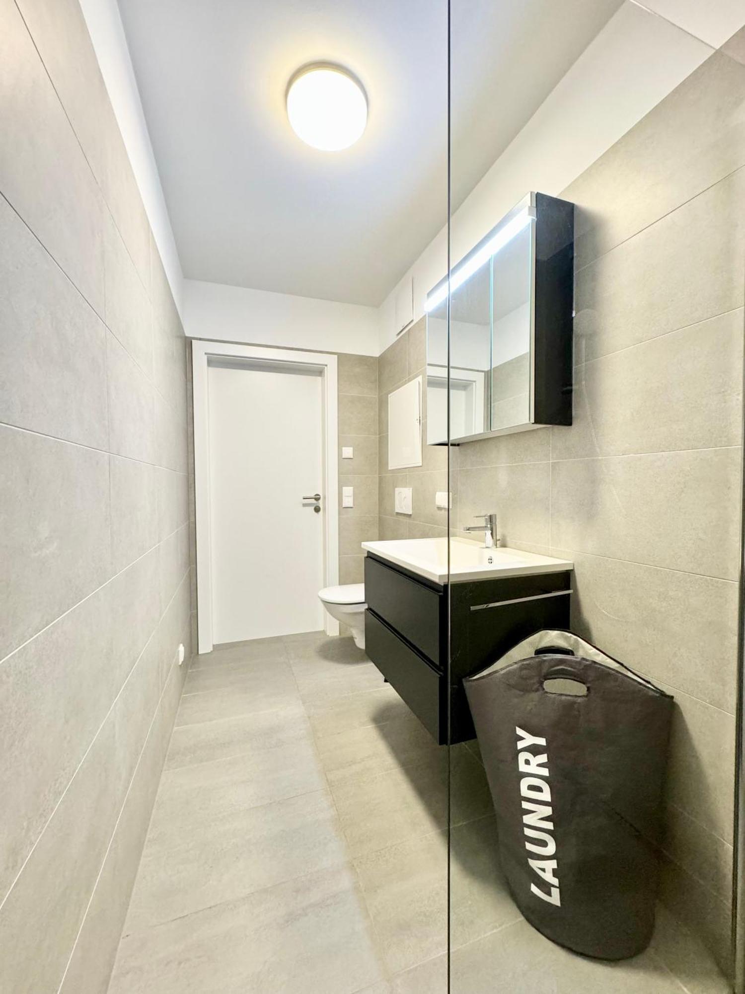 Mit Balkon Und Parkplatz Vienna