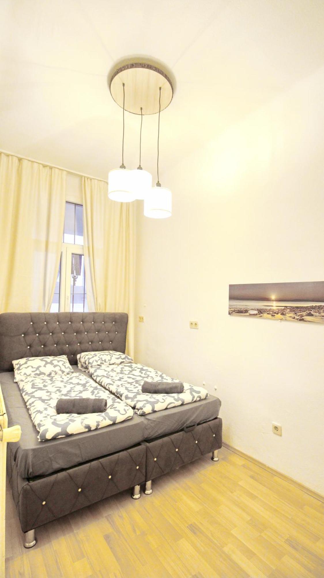 Comfortable Near Schoenbrunn Palace Hl Homestay