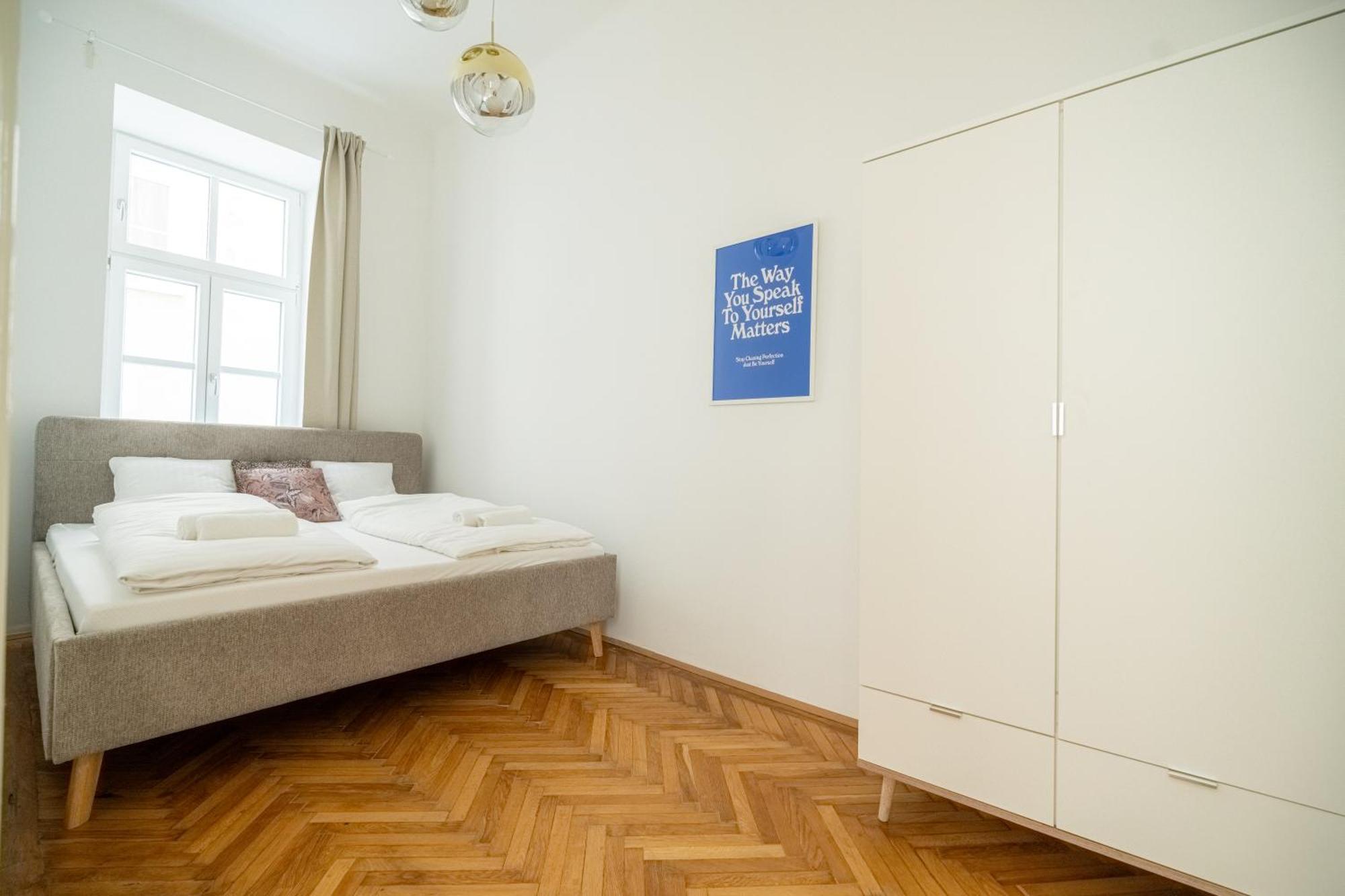 4ty3 - Franz Josef Is Calling * Wien