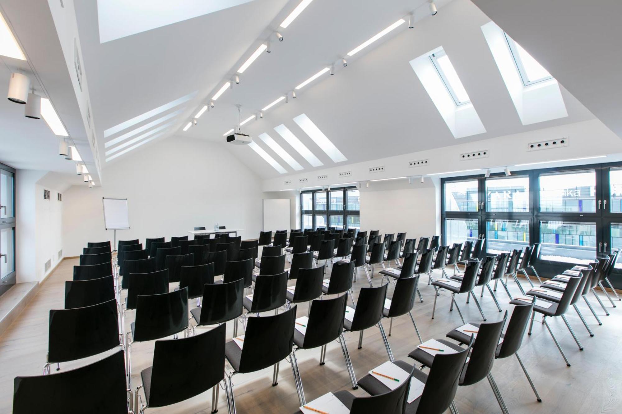 Arcotel Donauzentrum 4*