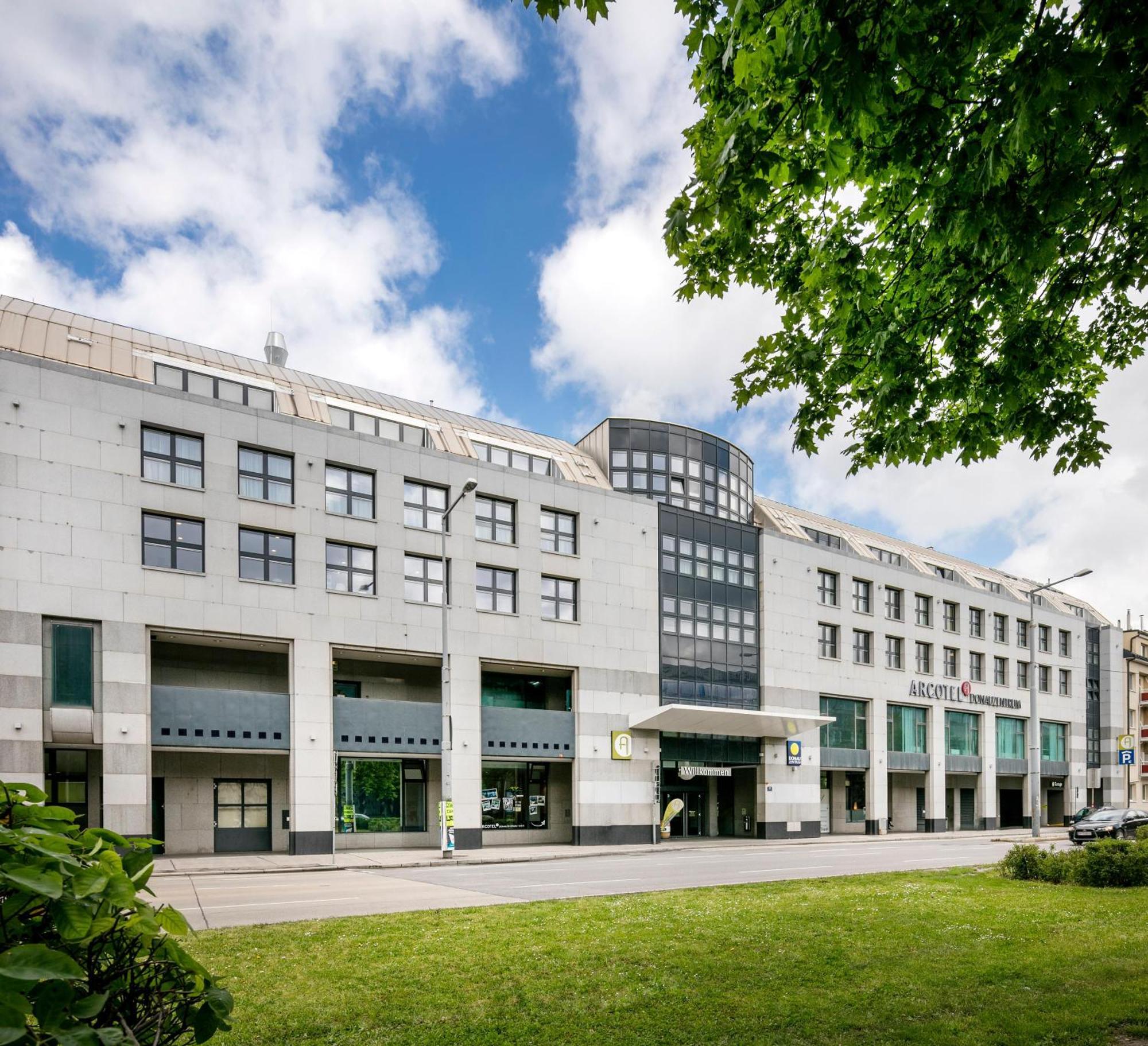 Hotel Arcotel Donauzentrum 4*