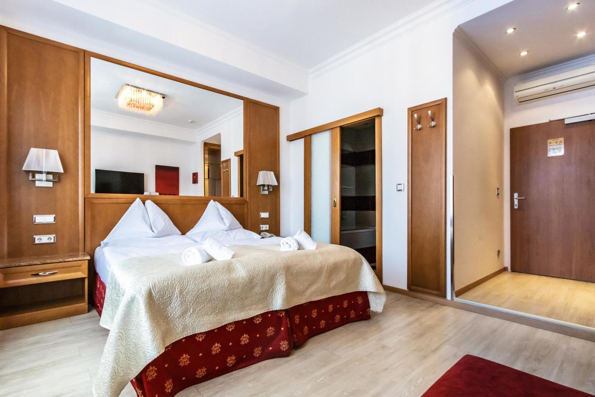 Corvinus - Newly Renovated Viena