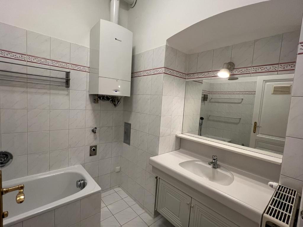 90 M2 Stylish Apartment