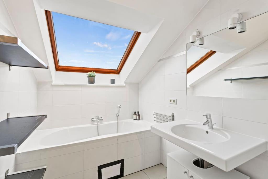 Spacious Next To Shopping Mall Apartment