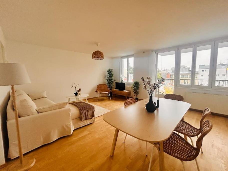 Beautiful With Balcony Apartment *