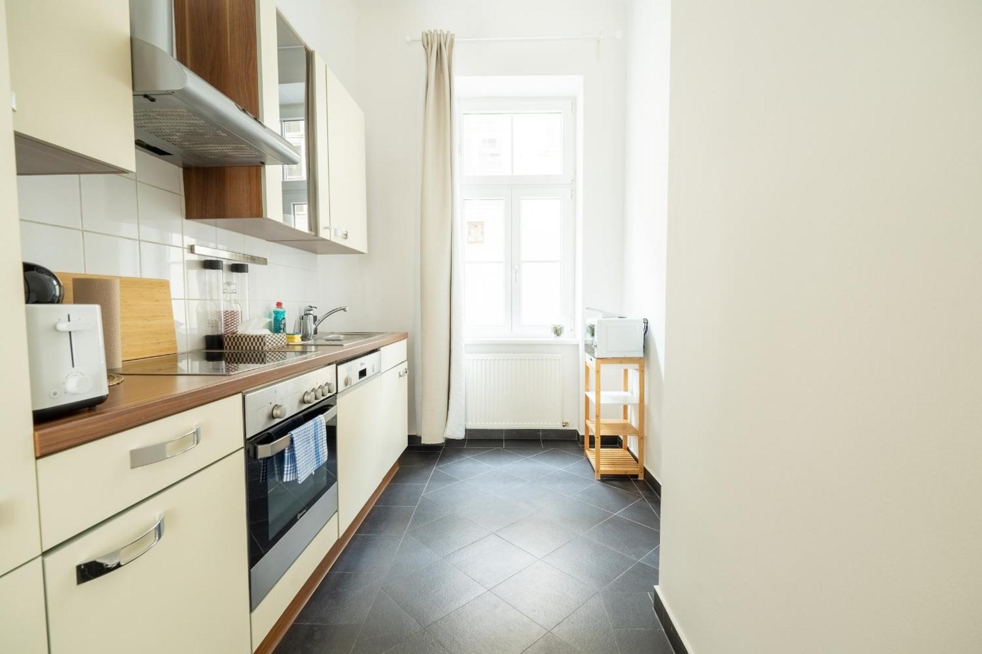 Apartment 4ty3 - Franz Josef Is Calling