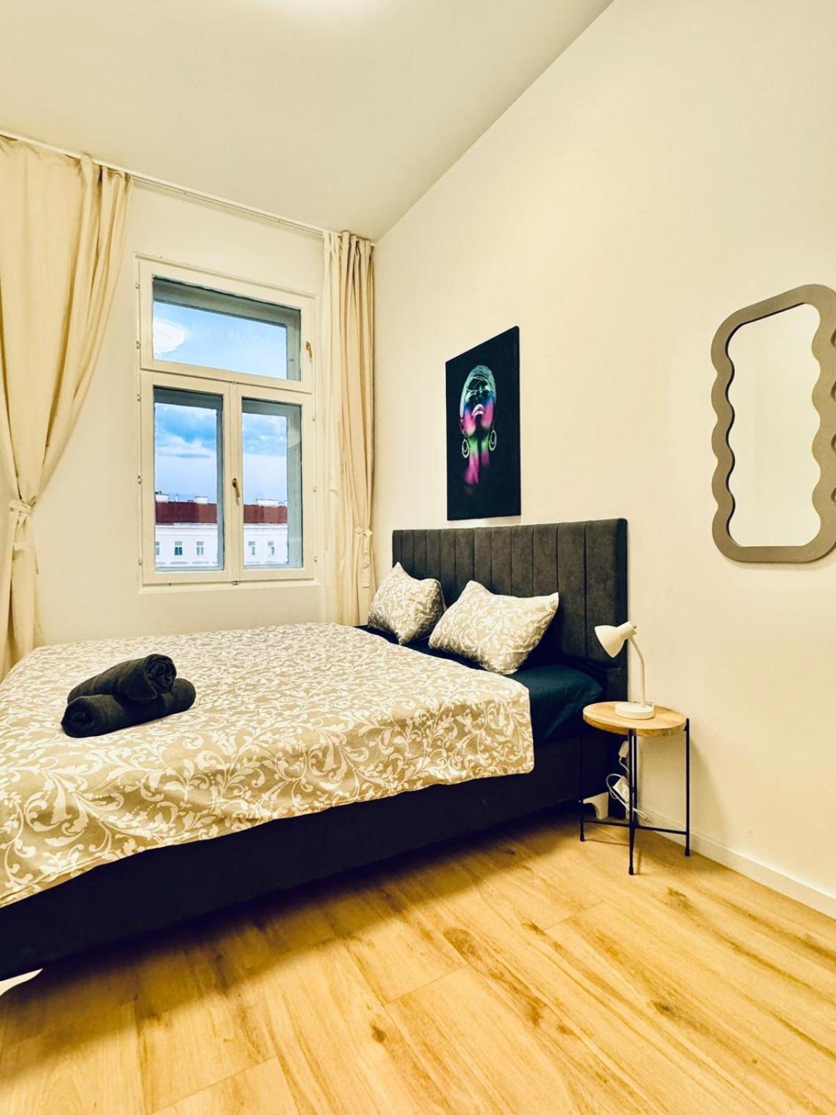 4br Shared With View Only 7- Min To Westbahnhof * Vienna