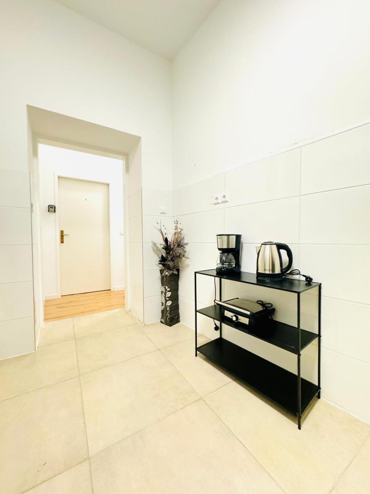 4br Shared With View Only 7- Min To Westbahnhof * Vienna