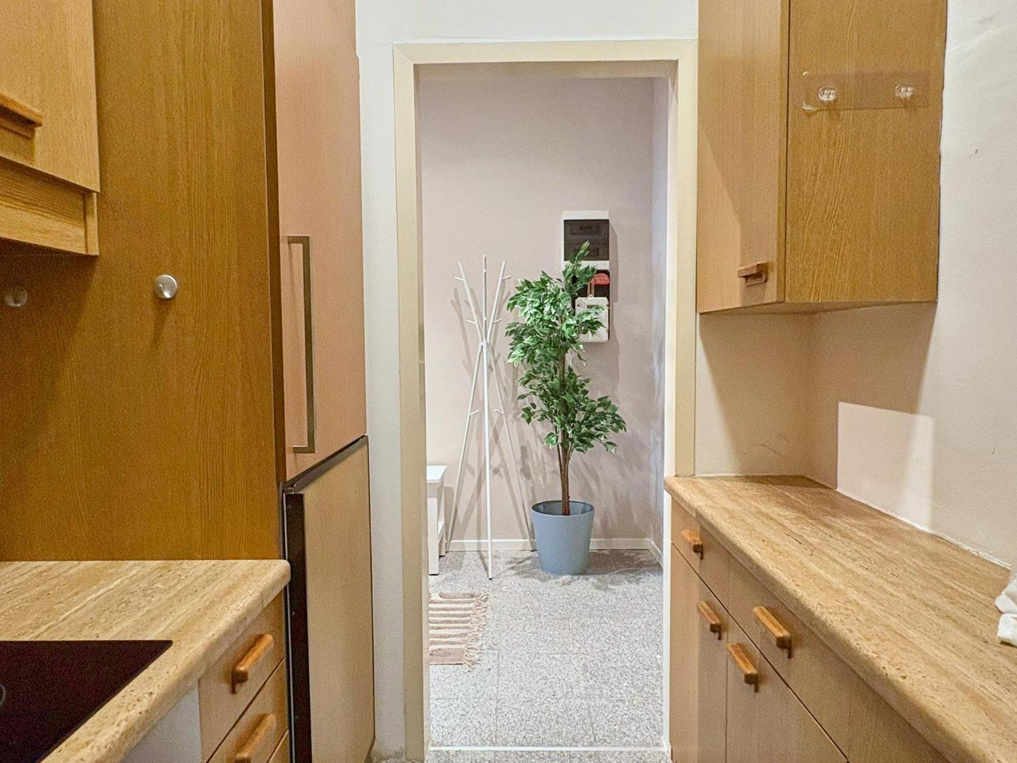 Apartment Spacious And Near Metro I Close To Parks I Akh