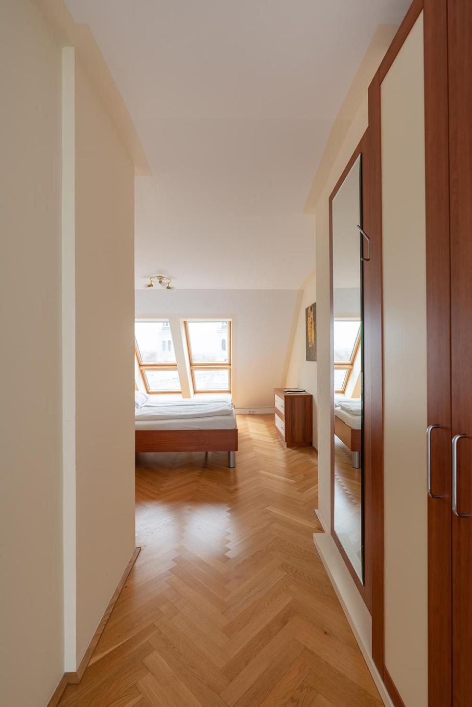 Ruheoase Im Dachgeschoss Mit Klimaanlage, Nur 10 Minuten Ins Zentrum Apartment