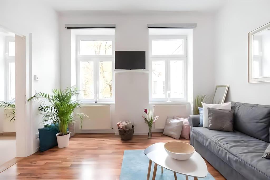 Apartment Relocation Or Expats, Only Long Term Stay! 2 Min To Metro