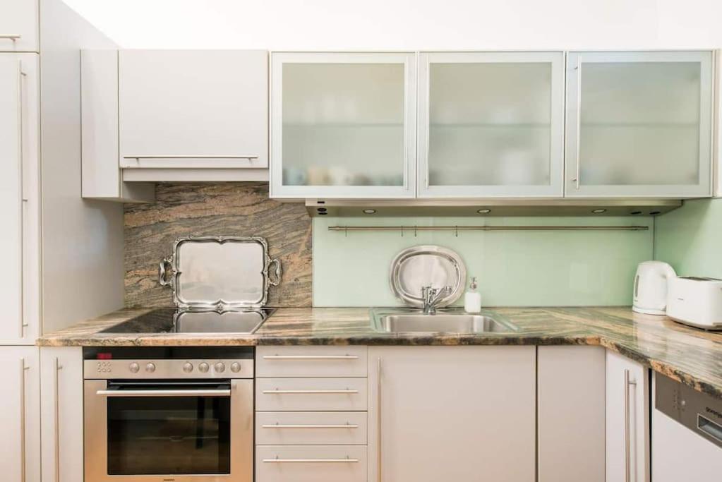 Relocation Or Expats, Only Long Term Stay! 2 Min To Metro Vienna