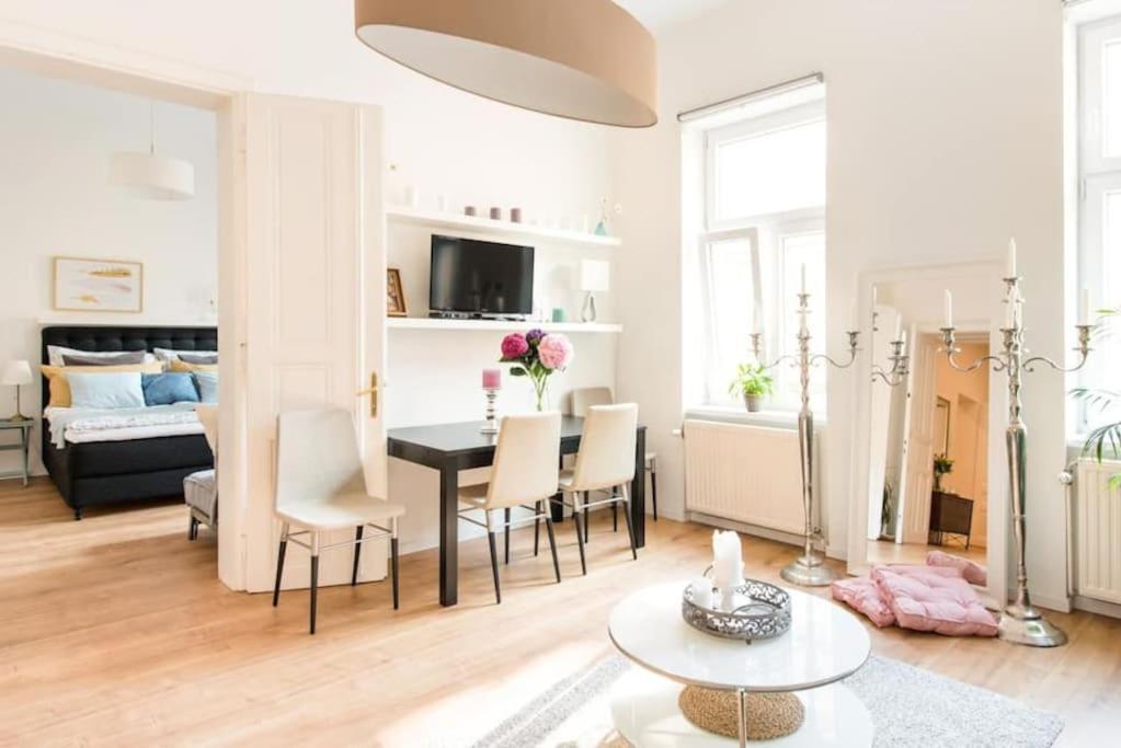 Relocation Or Expats, Only Long Term Stay! 2 Min To Metro Apartment *