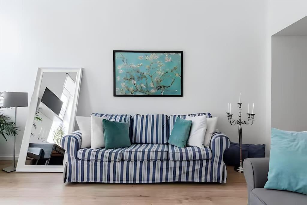 Apartment Relocation Or Expats, Only Long Term Stay! 2 Min To Metro