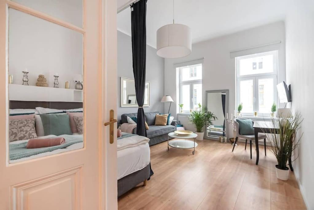Relocation Or Expats, Only Long Term Stay! 2 Min To Metro * Vienna