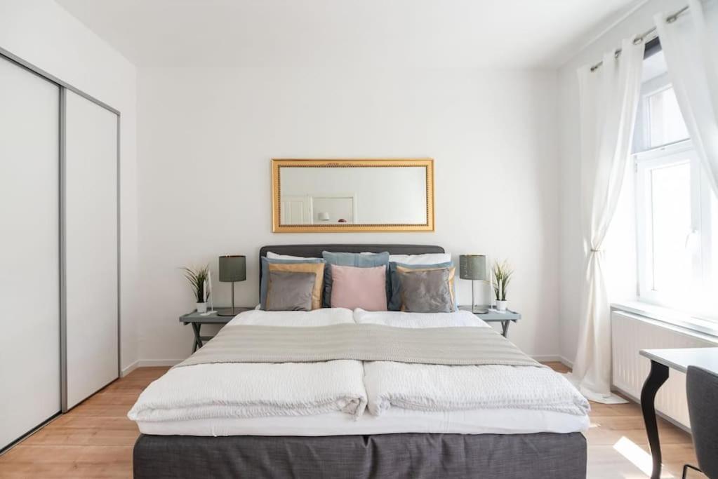 Relocation Or Expats, Only Long Term Stay! 2 Min To Metro Apartment