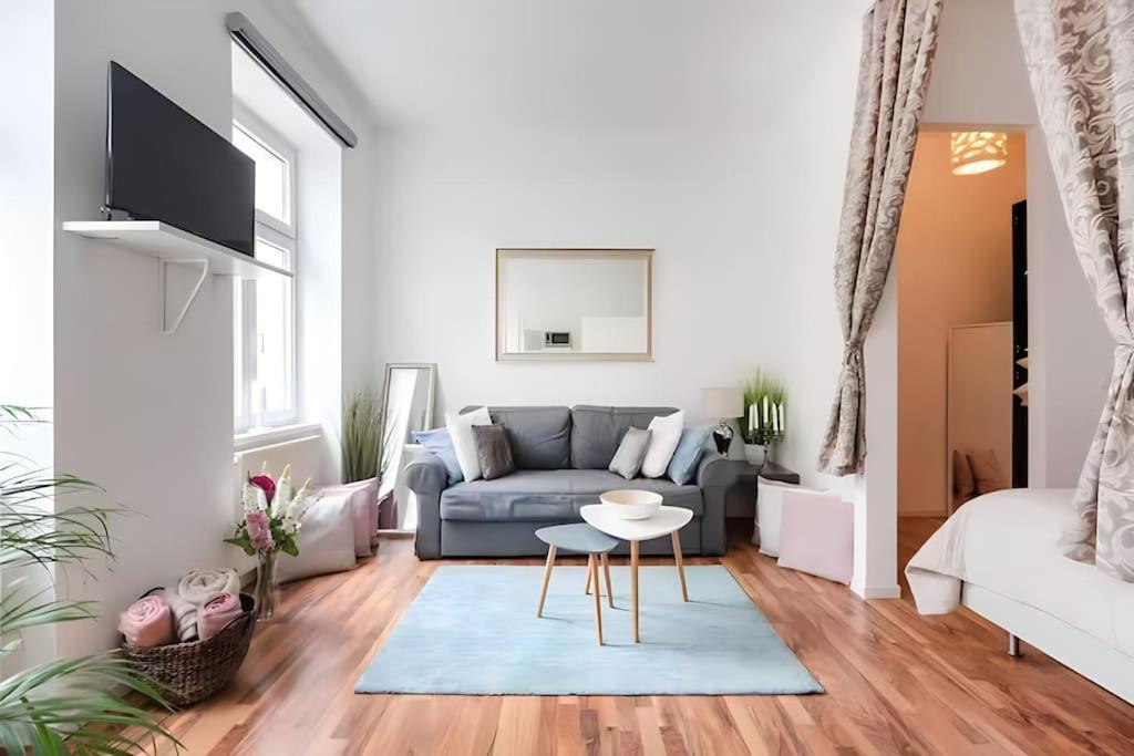 Apartment Relocation Or Expats, Only Long Term Stay! 2 Min To Metro *