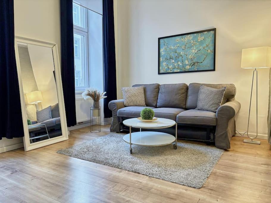 Relocation Or Expats, Only Long Term Stay! 2 Min To Metro Vienna