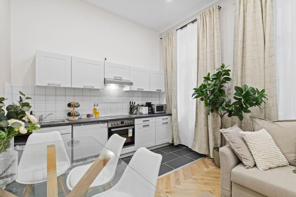 Next To Mariahilferstrasse I Bars, Cafe I Fast Wifi Apartment Wien