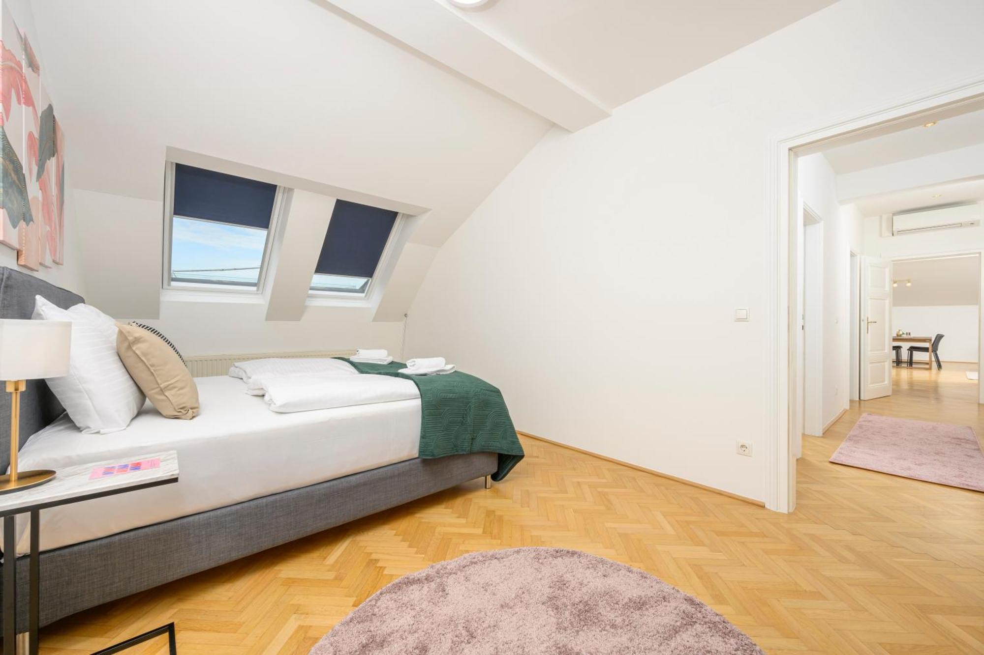 Apartment Rooftop Haven 120m, 3br, Terrace, Views! *