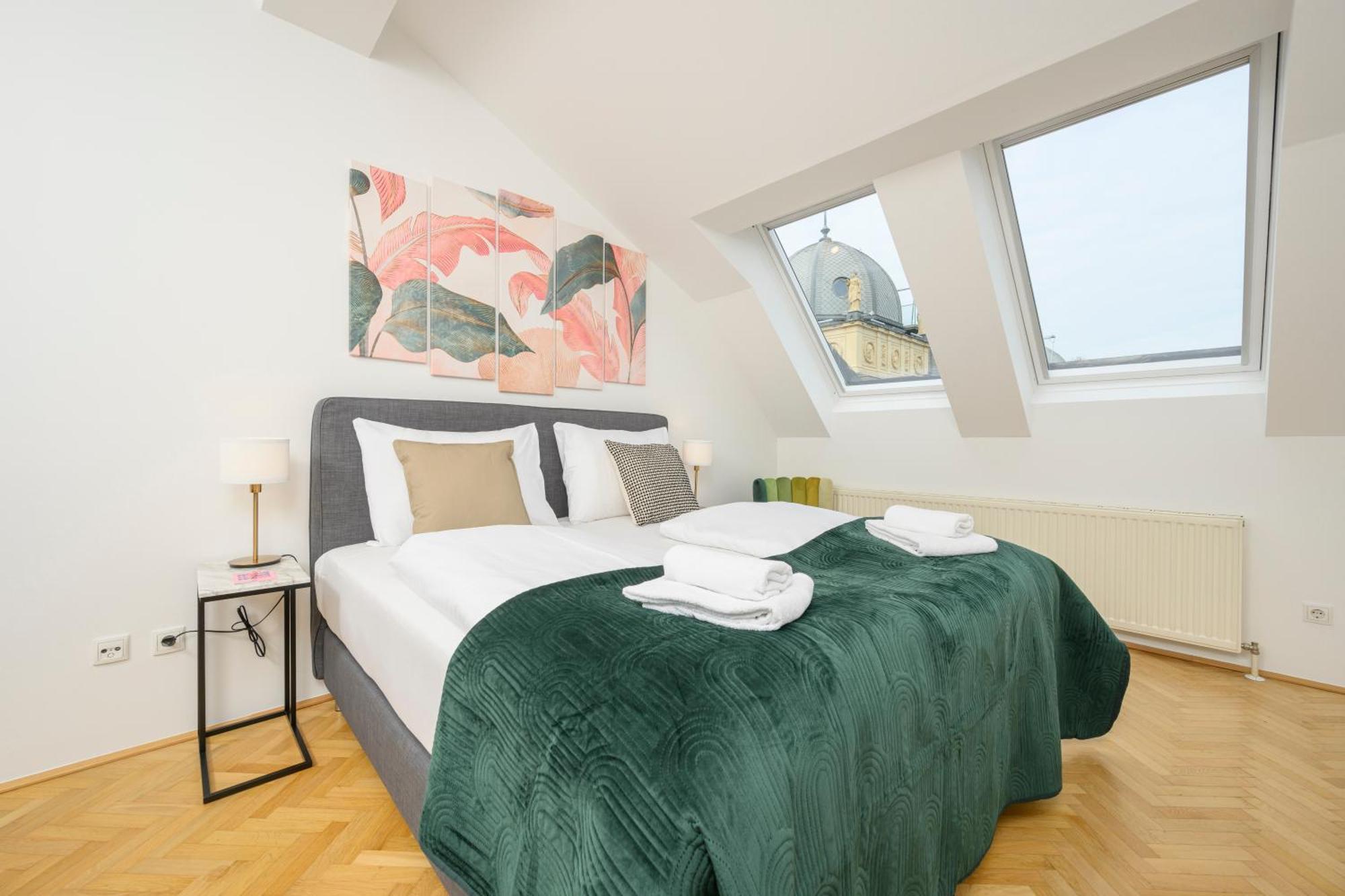 Rooftop Haven 120m, 3br, Terrace, Views! Apartment