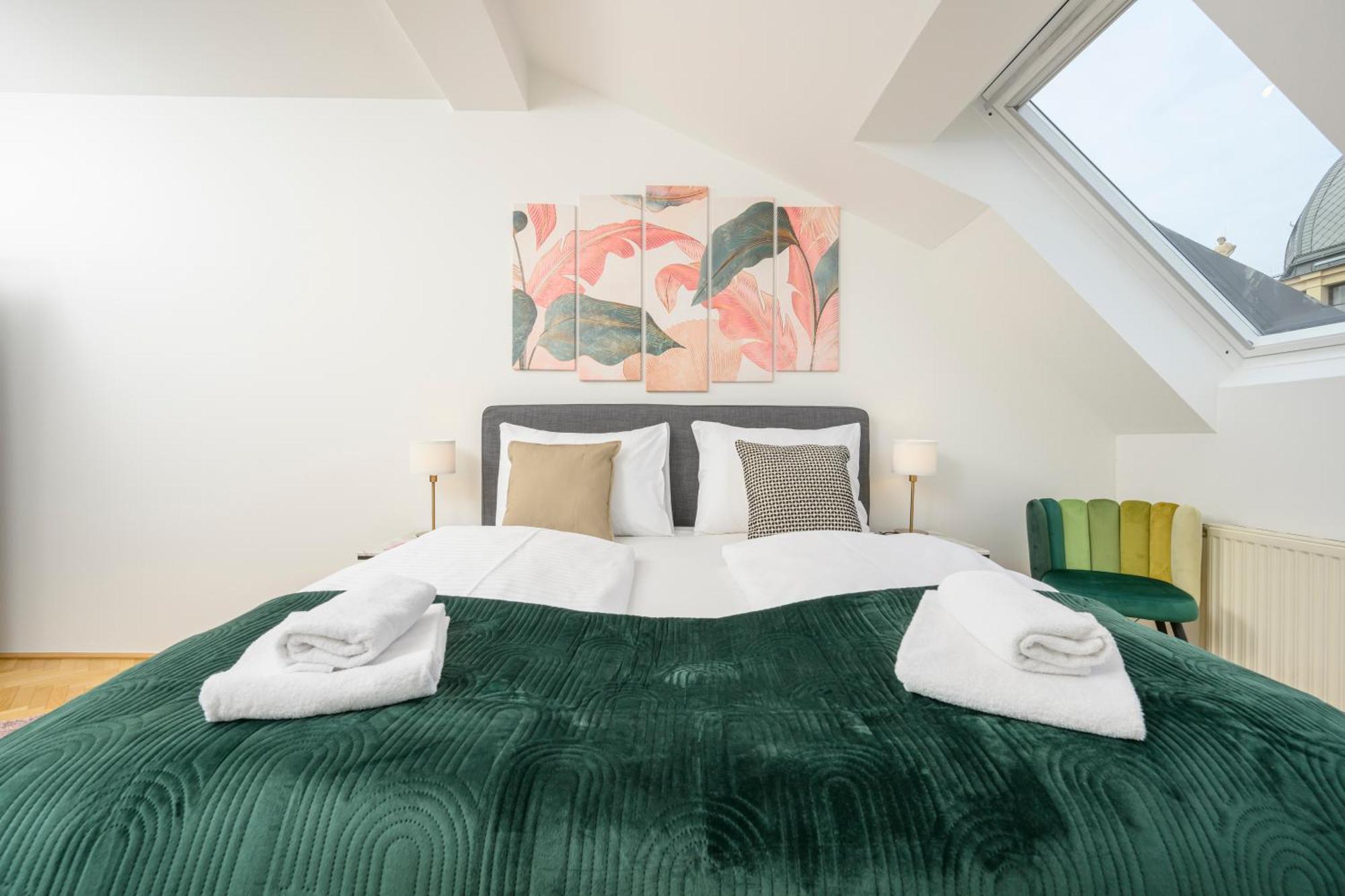 Rooftop Haven 120m, 3br, Terrace, Views! *