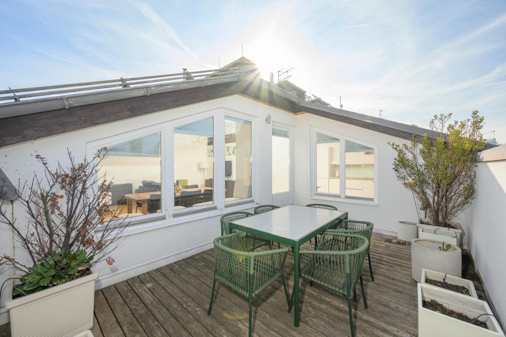 Apartment Rooftop Haven 120m, 3br, Terrace, Views! *