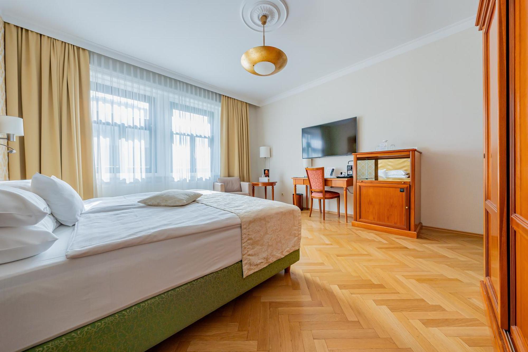Hotel Josefshof Am Rathaus 4*