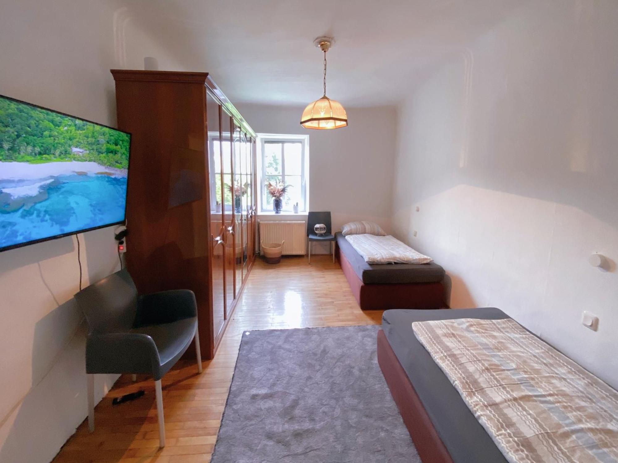 Royal Retreat - Steps From Schoenbrunn Palace!! Albergue Viena