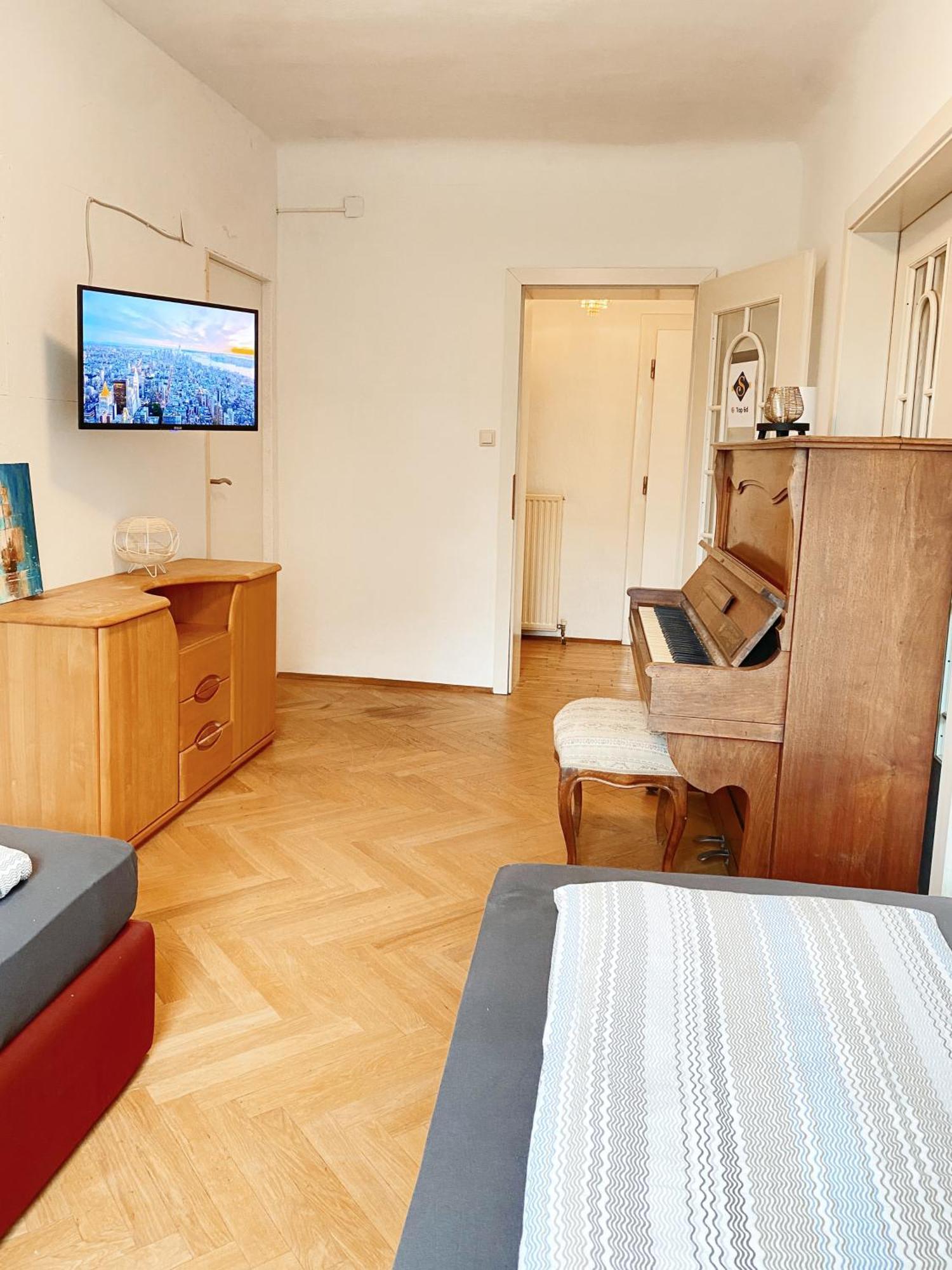 Royal Retreat - Steps From Schoenbrunn Palace!! Albergue Viena